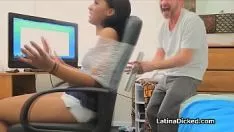 Reproduzir Garota latina com palhaçada desperdiça sashay