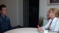 Reproduzir Mãe com chifres serve menino jovem com sua foda número 1