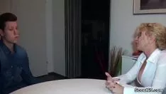 Reproduzir Mãe com chifres serve menino jovem com sua foda número 1