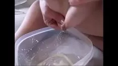 Abspielen Milch fließt meine Sünden und trinkt den vorderen Milchfluss und füttert Kekse