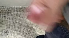 Afspelen Vid 20171116 bestrooid met pj'ss in de douche naar beneden