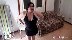 Redare Vecinul de tineret nu poate nu va respinge influențele acestei mame fierbinți