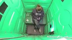 再生 眼鏡のミッシーは、ウォルマーケットプレイスで未知のものを吸い込みます