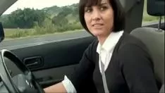 Oynat Boynuzlu anne, bop için arabayı durdurdu