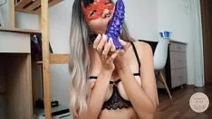 Oynat 18 yaşındaki hottie büyük bir yapay penis gelen boşalan
