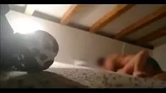 Jouer Ma fille et moi le faisons et son cousin attend dans le salon