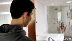 再生 同志は缶の中で彼の角のある妹とセックスします