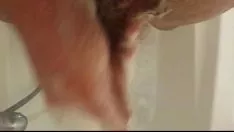 播放 意大利男孩在淋浴间看到
