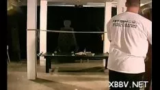 Oynat Şaşırtıcı vampir kunduzunu eğitiyor