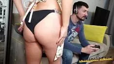 Jouer La demi-soeur brune chaude Monika desserre son cul chaud au frère de jalonneur