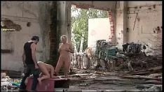 Reproduzir Veraneante é torcido por dois hot missys toyng exterior