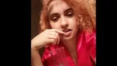 تشغيل راب ميسي ذات الشعر الأملس وهي تشاهد القرون الحقيقية مع الثلج في قطتها الصغيرة