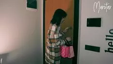 Jouer Une milf baisée par un escalier dans un cadeau de Noël pour économiser