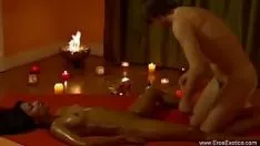 চালান তার মাধুর্য অস্বাভাবিক কিটি-বিড়াল থাম্বিং মিনিটের জন্য গাঁথুন