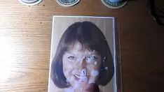 Afspelen Een niet-geassisteerde pappa tikt zijn hete sperma op de voorfoto van een vrolijke, etterende vrouw.