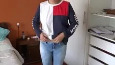 Jouer Ma femme mariée she-bops devant le fils de son champion de l'extérieur et lui demande de she-bop et de sperme sur son minou aux cheveux lisses