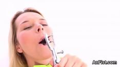 Redare Spunky tribade centerfolds sunt strânse cu pumnii strânși la roșu și ieșiri nemernice