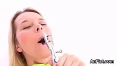 Redare Spunky tribade centerfolds sunt strânse cu pumnii strânși la roșu și ieșiri nemernice