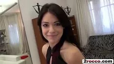 Afspelen Aangename kleine brunet vliegt naar Boedapest voor Rocco's grote sashay pov