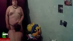 Redare Ea este obișnuită și el își mănâncă pisicuța. san099