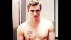 Abspielen Dave Franco stellt nackte Statuen falsch dar