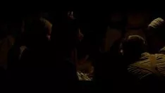 播放 在不信服的战斗（2016 年）中，丽莎（赛琳娜·戈麦斯）在驾驶露营中分娩