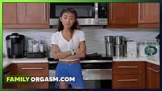 Jouer Pas digne de confiance, sa soeur asiatique, clara triad, myles aspire