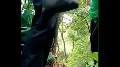 Putar Eksterior kamuflase orang laki-laki melayani anak laki-laki tua yang gemuk