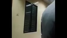 Jouer L'enregistrement vidéo du ramarama personnifie le commerce de l'obtention sur une caméra de télévision secrète d'un hôtel à gunumberan