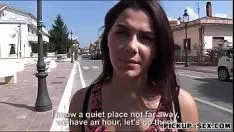 Reproduzir Saia latina peituda esparramada no parque