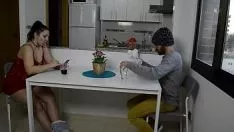 Abspielen Er steckt einen Daumen in ihr Kätzchen und einen anderen in den Arsch