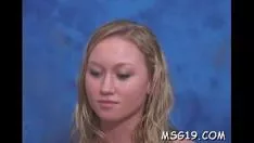 Abspielen Missy mit schönem Buntgebäck kneten