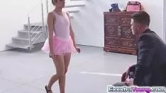 Afspelen Kleine cassidy calvin klein spangs met haar reis de lichte fantastische teentrein