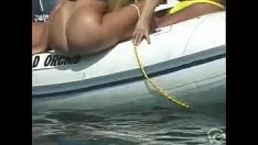 Afspelen Kleine blonde meid spande hard op de onstabiele bto iedereen