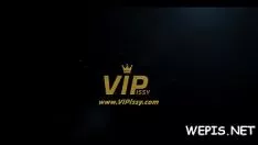 播放 有角的巨魔在表达的工作中撒尿