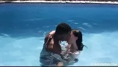 再生 激怒するジーナは大きなクロライチョウに頭を悩ませています。ワックス：ハイパーテキスト転送プロトコル：//shon.xyz/i4fj3