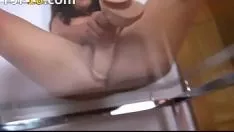 Jouer Kitty-cat chaud immodéré flirt sur le verre au-dessus