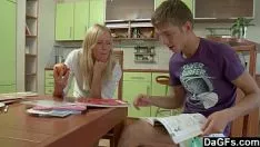 Reproducir Dagfs - Missy estudiante joven se deja follar el culo antes de ir en trineo