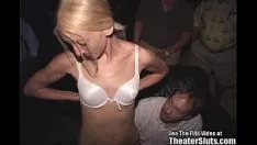 تشغيل ضيق البرية الأشقر الإجمالي خارج مارس الجنس في المنزل!