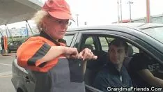 تشغيل قديم bspoil يأخذ ظهر اثنين من sashays خارج الأبواب