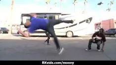 تشغيل المراهق الحتمي دون مساعدة علنية ويمارس الجنس لدفع أجر 24