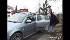 Riproduci Meravigliosa adolescente viene sculacciata duramente dalla fica rasata da un vecchio gumshoe