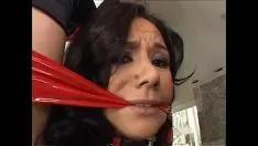 Reproducir Chico ve títulos de nadia morena con cuernos con gatito-gato afeitado y pica su saliva y sashay en el culo