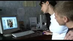 Играть Плохая тоймисси воскрешает свои вытянутые ноги.