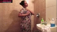 Jouer Onanisme de lis de sexe de bébés indiens non professionnels sous la douche