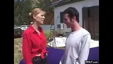 Redare MILF blondă a fugit sever în aer liber