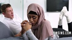 Jouer Un demi-frère américain ouvre sa pieuse demi-soeur arabe musulmane hijab