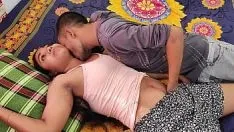 تشغيل سخيف هذه الجميلة سمراء في سن المراهقة. منتديات الهواة