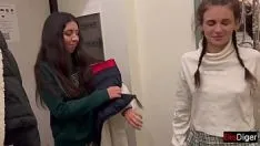 Oynat Kızları bir arkadaşıyla bir şişe şarap içmeye davet ettik ve grup seks düzenledik