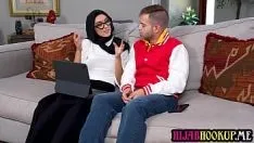 Reproducir La adolescente árabe nerd aubry babcock es muy buena en matemáticas y se folla a su compañera de clase